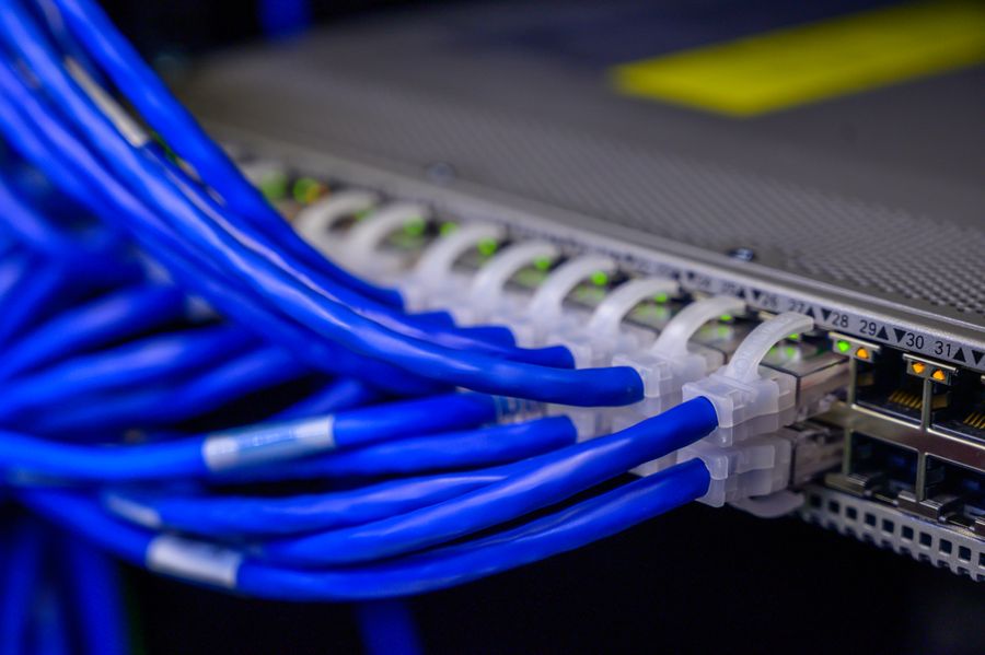 Optické a datové propojení v rozvaděči